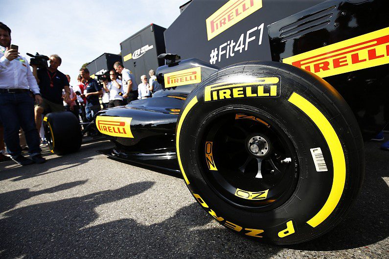 xe đua f1 với logo pirelli dán lên khắp xe