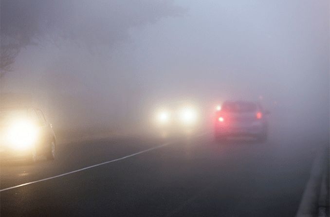 3 chiếc xe hơi đang di chuyển trong trời sương mù